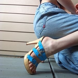 3/$10 Vintage 00's wooden heel